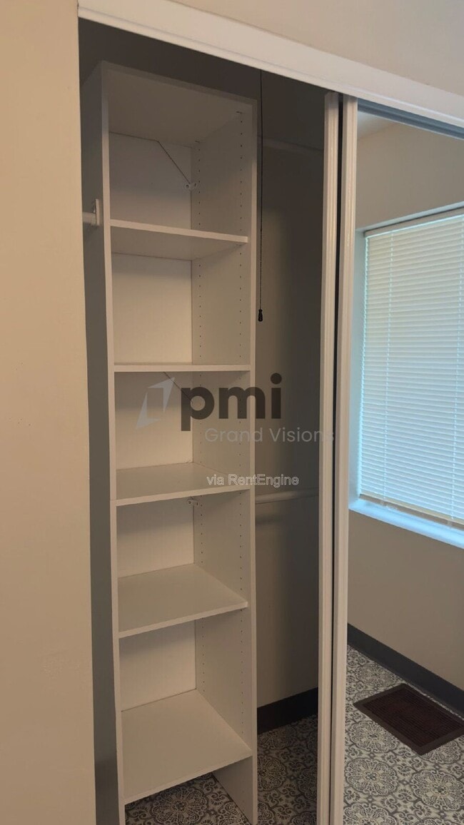 Building Photo - 1528 Division St