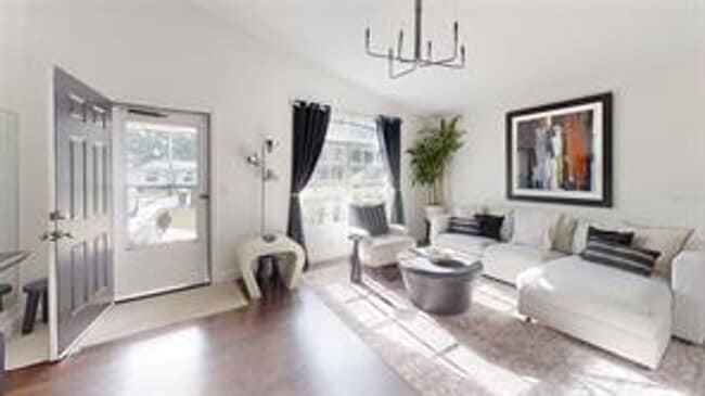 Building Photo - Nice 3 bedroom 2 bath with screened-in lan...