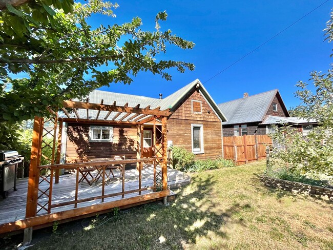 Building Photo - Charming Ronald Cabin Available through Ma...