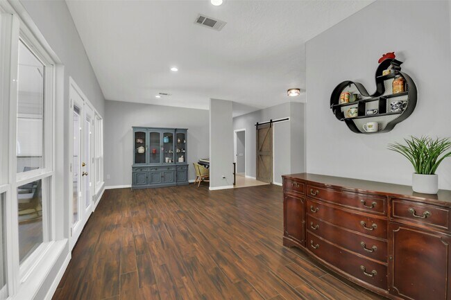 Building Photo - 44 Lake Forest Cir