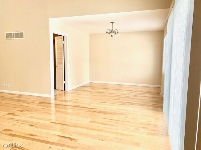 Building Photo - 3 br, 3 bath Townhome - 2314 W Bancroft Ct