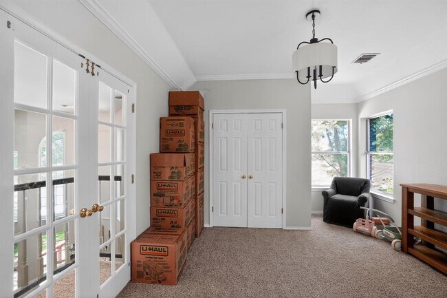 Building Photo - 300 N Carriage Hills Dr