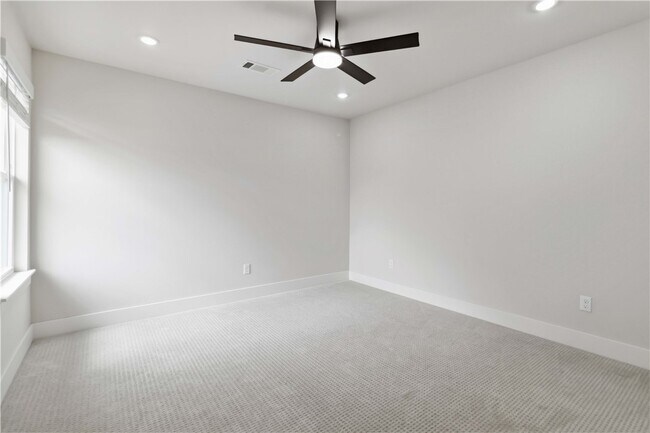 Building Photo - 900 Moksha St
