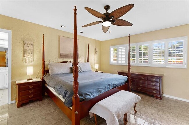 Building Photo - 3015 N Palm Aire Dr