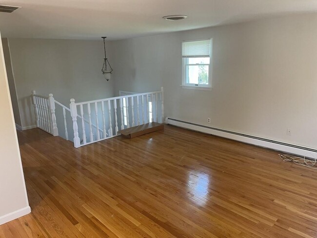 Building Photo - 5 Pine Crest Dr