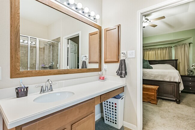 Building Photo - 2411 Lakecrest Town Dr