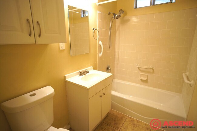 Building Photo - 3 bedroom Home in Oildale!