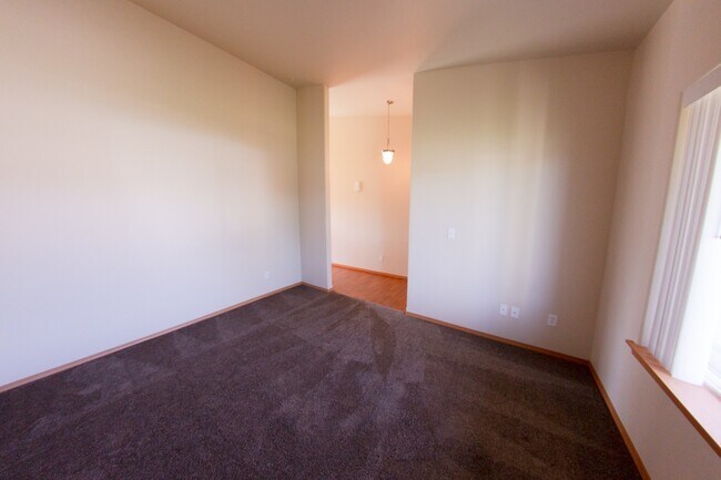 Building Photo - Open Floor Plan Home with Large Fenced Yard