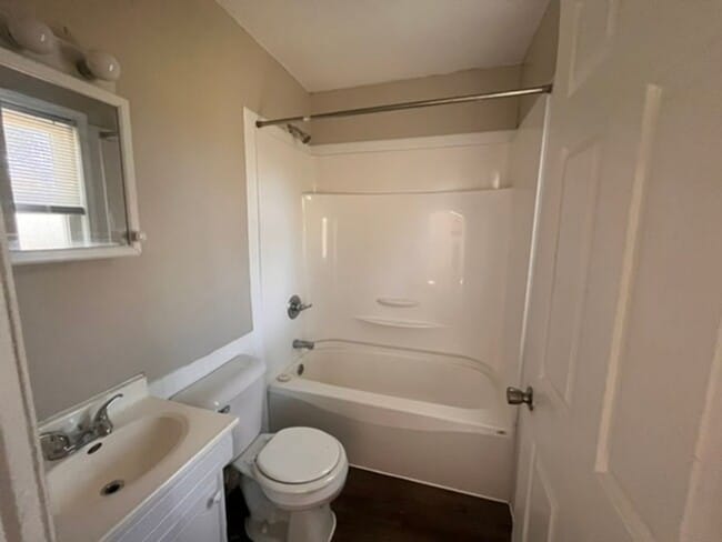 Building Photo - Two bedroom one bath house in Rock Island