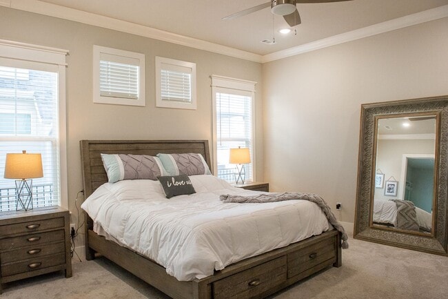 Building Photo - Beautiful newer cottage style home located in the middle of NWA.