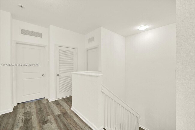 Building Photo - 1451 SE 26th Ave