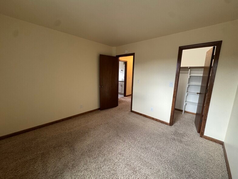 Building Photo - 4720 Oz Ct