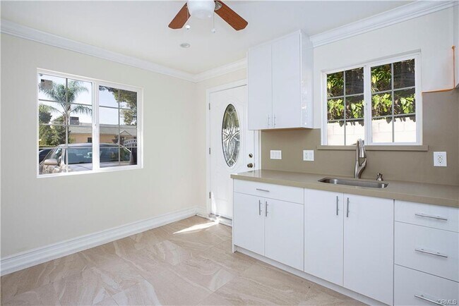 Building Photo - 7822 Hazeltine Ave