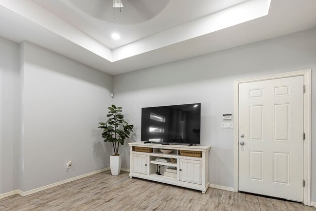 Building Photo - 1503 W Heritage Dr