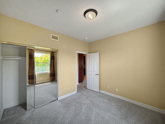 Building Photo - Beautiful & Spacious 2BD/2BA Townhouse in ...