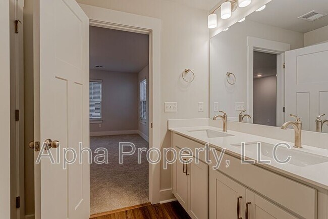 Building Photo - 511 Harebell Wy