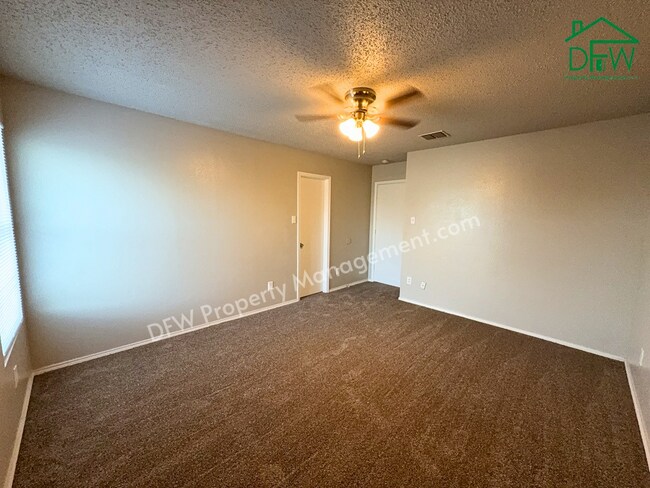 Building Photo - Spacious 4-Bedroom Home with Fireplace & Large Backyard in SW Fort Worth