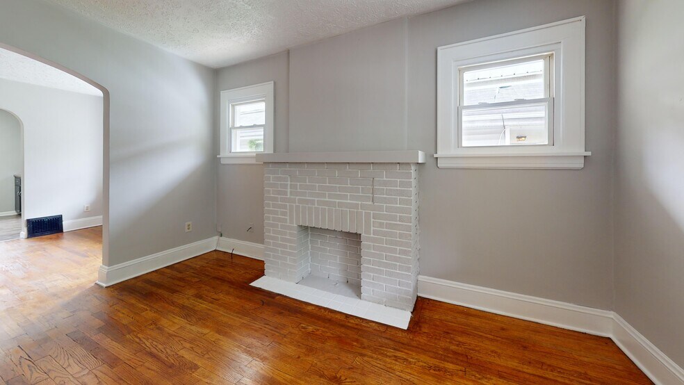 Building Photo - 687 Merton Ave