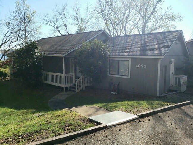 Building Photo - Enjoy Lakefront Luxury Year Round!