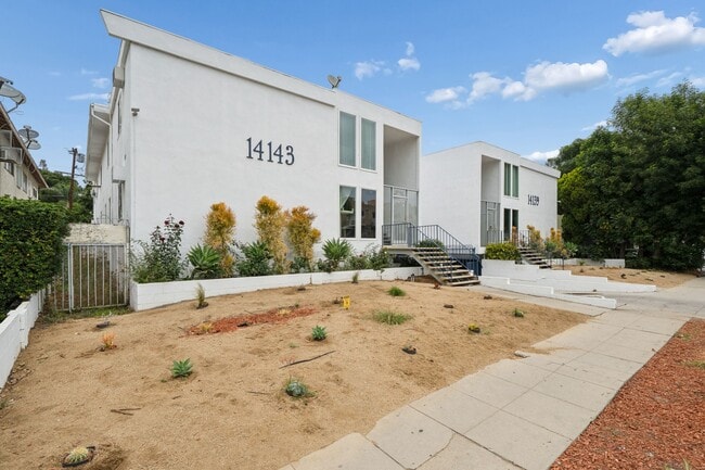 Building Photo - 2 bed 1 Bath Available Now