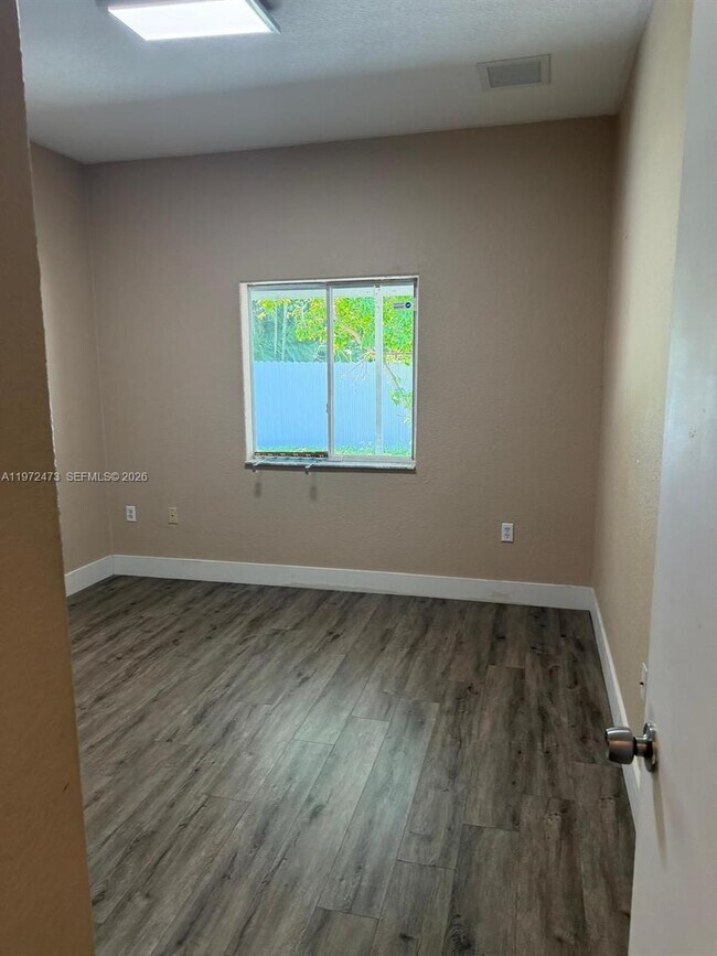 Building Photo - 718 SE 12th Ter