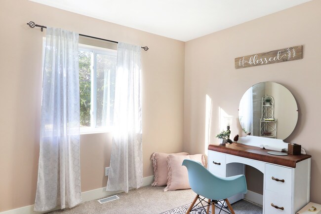 Building Photo - 935 Calvary Ave NW