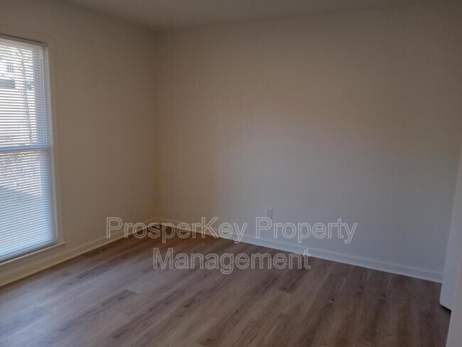 Building Photo - 1100 43rd Ct