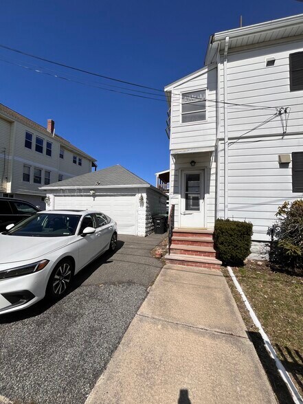 Building Photo - 121 Shore Dr