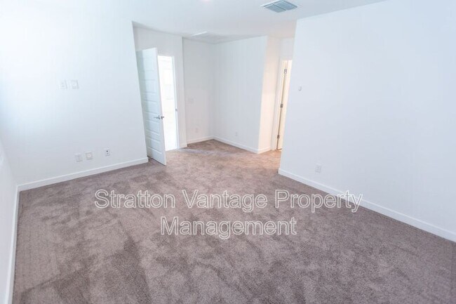 Building Photo - 305 Pinnacle Ridge Dr