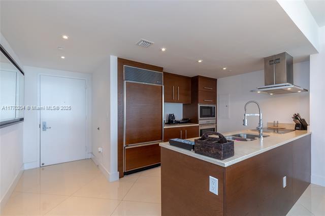 Building Photo - 495 Brickell Ave