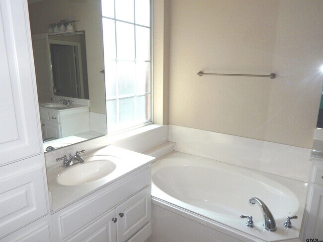 Building Photo - 5622 Andover Dr