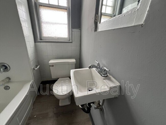 Building Photo - 1364 McCausland Ave