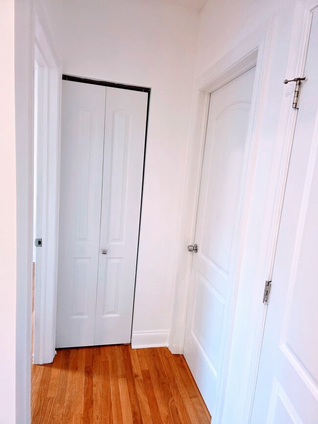 Building Photo - 2544 W Hollywood Ave