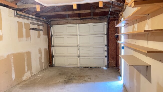 Building Photo - Two Bedroom, One bathroom, Pet Friendly Ho...