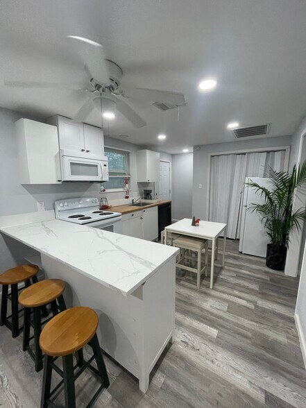 Building Photo - 208 E Magnolia St