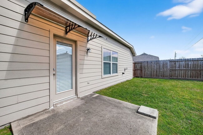 Building Photo - 9830 Lynette Falls Dr