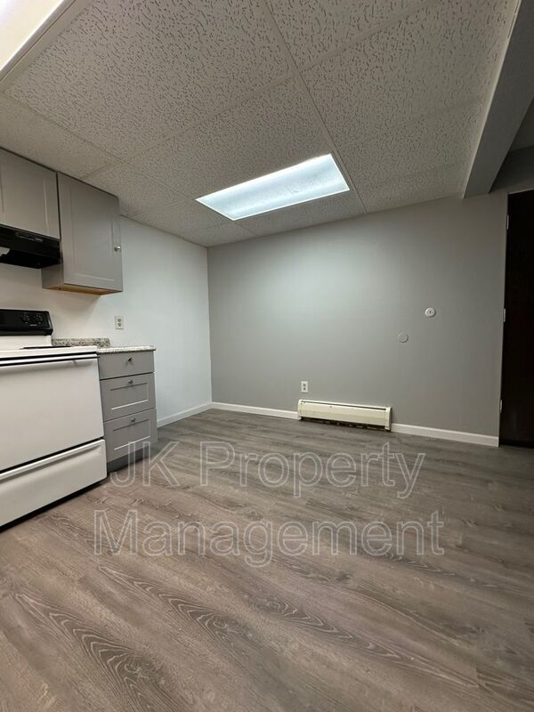 Building Photo - 1122 1st Ave SW