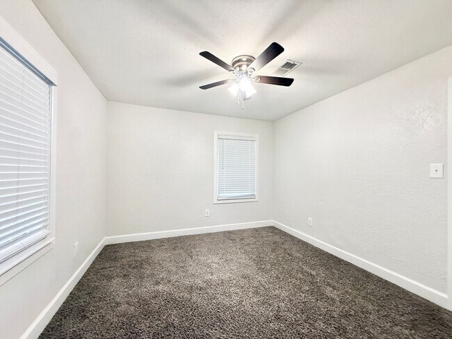 Building Photo - Stunning & Spacious 4/2 Home in Lake Jackson!