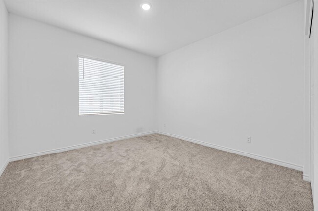 Building Photo - Iron Mountain Townhome with attached garage