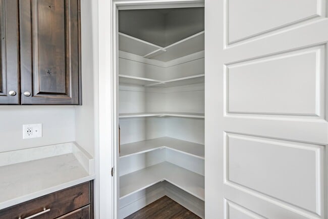 Building Photo - Modern 2018-Built Home with Main-Floor Primary Suite