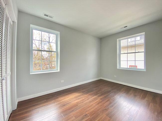 Building Photo - 7441 N Rogers Ave