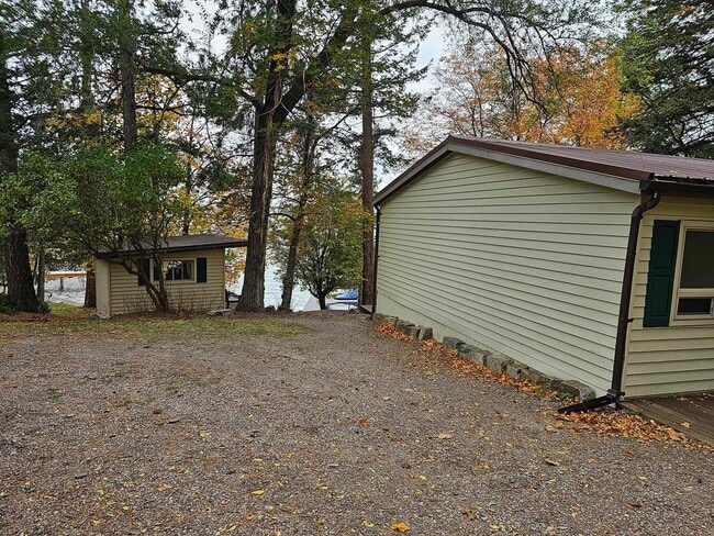 Building Photo - 31468 W Kings Point Rd