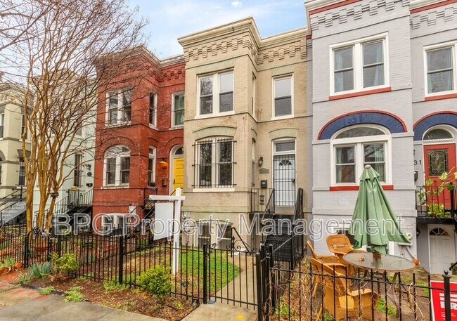 Building Photo - 1033 5th St NE