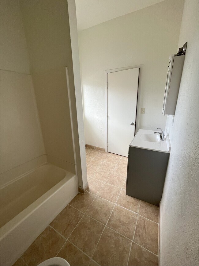 Building Photo - 224 B St