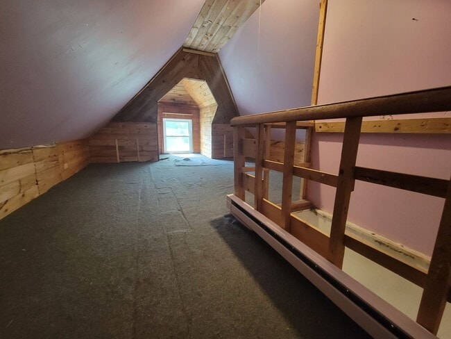 Building Photo - AVAILABLE October 1st! - 3 BED 1 BATH Home!