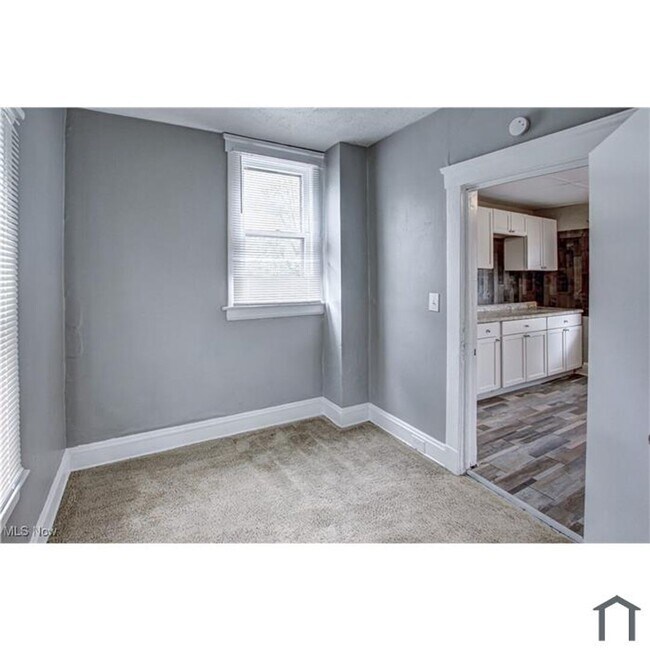 Building Photo - BONNA AVE UP