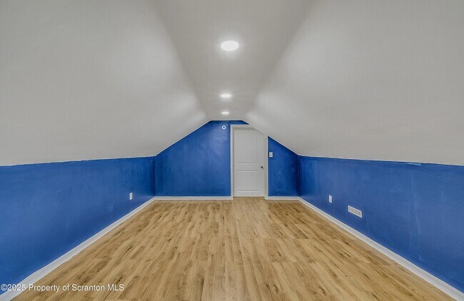 Building Photo - 664 Laurel Dr