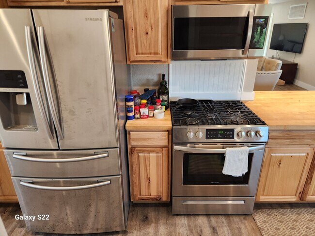 Building Photo - Beautiful home in a private country setting - Lots of light, Great Location.