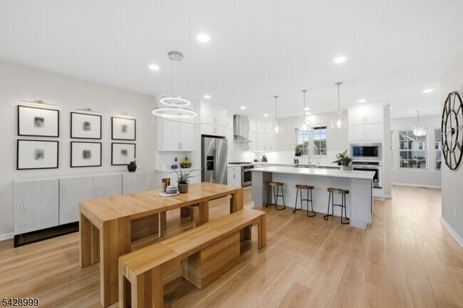 Building Photo - 19 Dahlia Dr