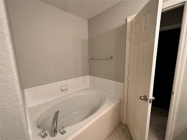 Building Photo - 2303 Summit Meadow Dr